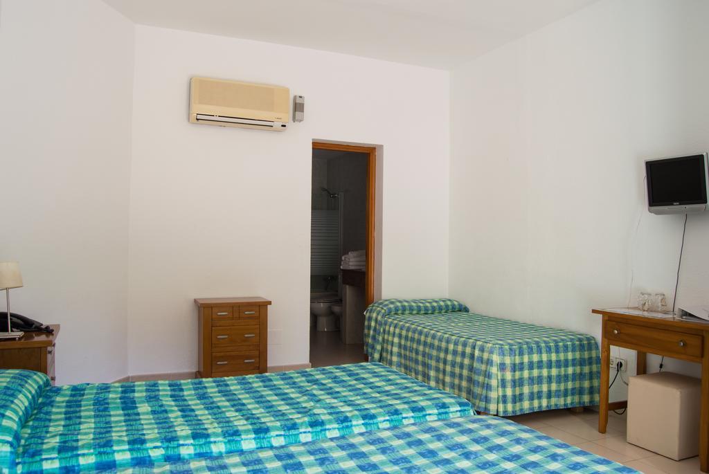 Hostal Rosales Es Pujols Oda fotoğraf
